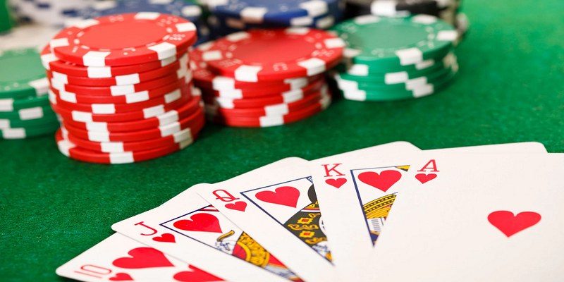 Cách chơi poker vòng Pre -flop sẽ có một lá bài được lật ra