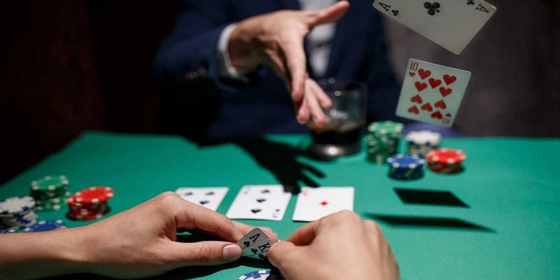 Cách chơi poker sẽ lật bài và so sánh các tay bài của từng người